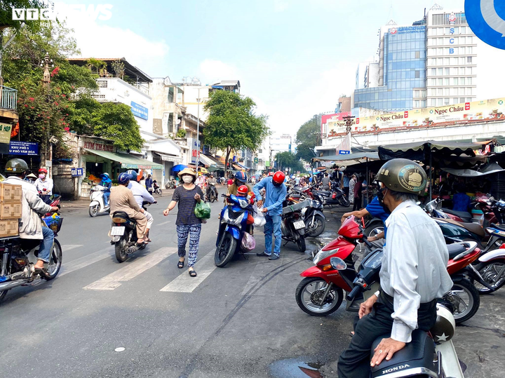 Ảnh: Phố phường TP.HCM ngày cuối thực lệnh cách ly toàn xã hội - 8