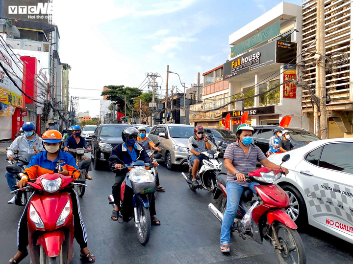 Ảnh: Phố phường TP.HCM ngày cuối thực lệnh cách ly toàn xã hội - 4