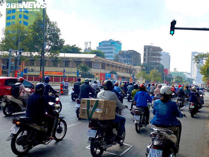 Ảnh: Phố phường TP.HCM ngày cuối thực lệnh cách ly toàn xã hội - 9