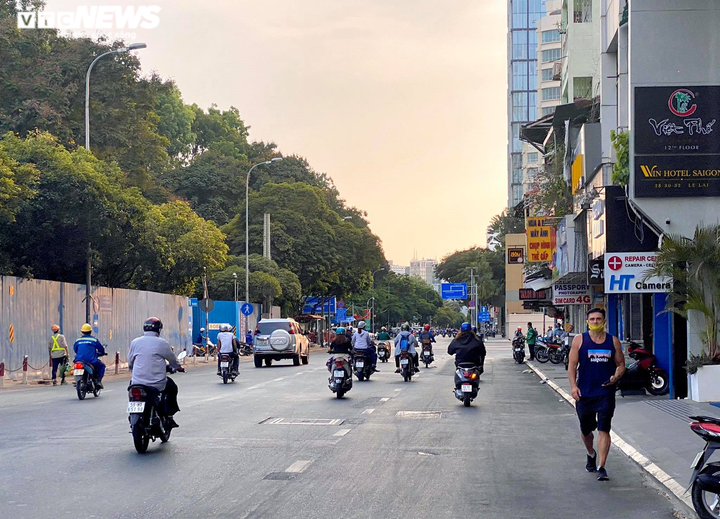 Ảnh: Phố phường TP.HCM ngày cuối thực lệnh cách ly toàn xã hội - 10
