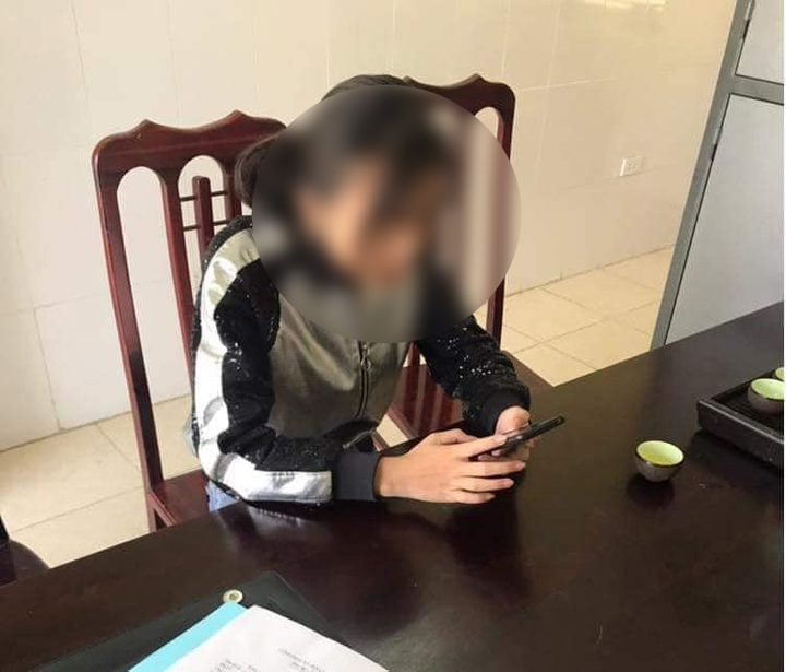 Xử phạt nữ sinh lớp 10 ở Tuyên Quang lái xe máy bằng chân, giơ tay 'thả tim' - 2