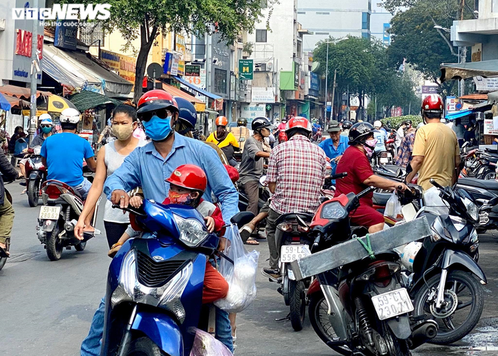 Ảnh: Phố phường TP.HCM ngày cuối thực lệnh cách ly toàn xã hội - 7
