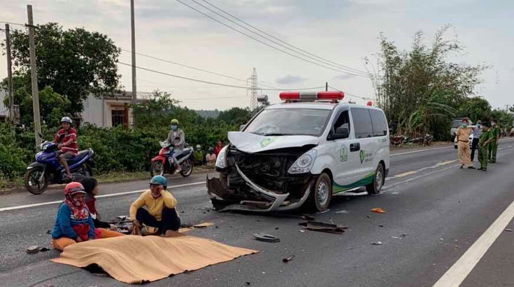 Đâm phải xe chở thi thể, chàng trai 18 tuổi thiệt mạng - 1