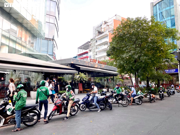 Ảnh: Phố phường TP.HCM ngày cuối thực lệnh cách ly toàn xã hội - 3