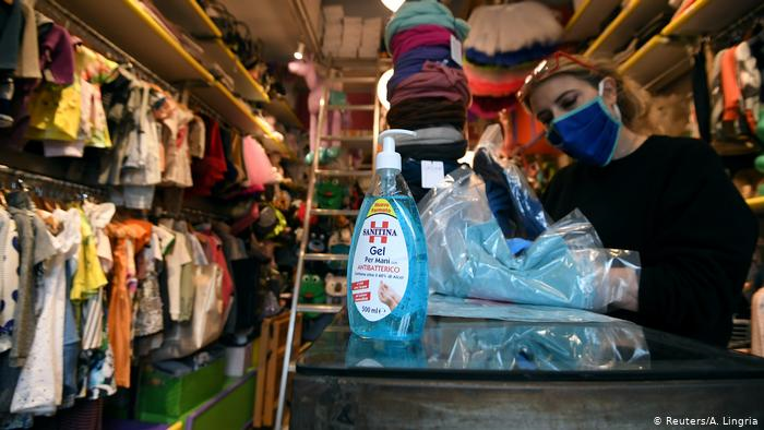 Số ca mắc COVID-19 xu hướng giảm, nhiều nước châu Âu nới lỏng hạn chế - 3