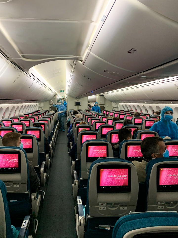 Chuyến bay đặc biệt chở 100 người Anh hồi hương và món quà từ Việt Nam - 3