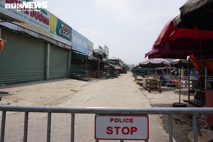 Chợ hoa lớn nhất miền Bắc vắng tanh, không một bóng người - 2