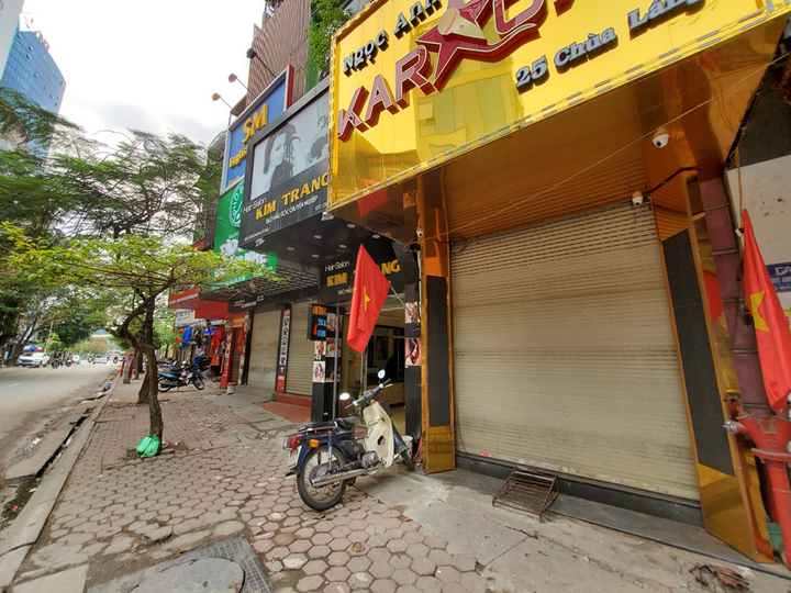 Hàng quán ở TP.HCM, Hà Nội vẫn đóng cửa trong ngày cuối cách ly toàn xã hội - 13