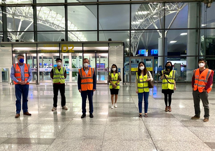 Chuyến bay đặc biệt chở 100 người Anh hồi hương và món quà từ Việt Nam - 4