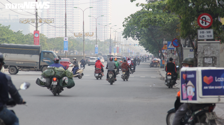 Chưa hết lệnh cách ly toàn xã hội, dân Thủ đô nườm nượp đổ ra đường - 2