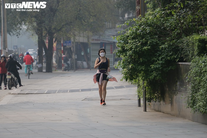 Chưa hết lệnh cách ly toàn xã hội, dân Thủ đô nườm nượp đổ ra đường - 4