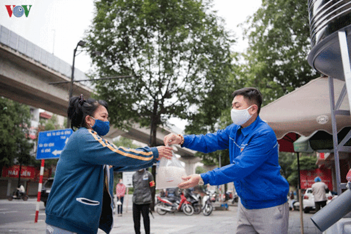 COVID-19: 'Đánh một trận rồi về cày ruộng' hay 'tay cày, tay súng'? - 1