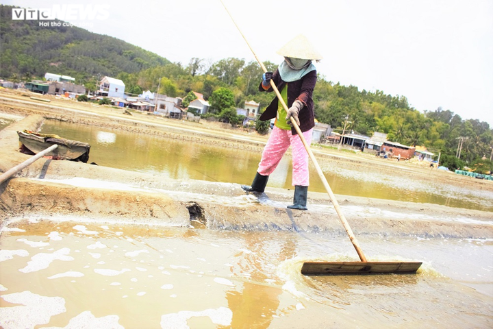 Bán 50kg muối chỉ đủ mua 2kg gạo, diêm dân Sa Huỳnh khóc ròng - 8