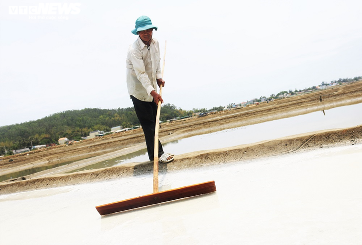 Bán 50kg muối chỉ đủ mua 2kg gạo, diêm dân Sa Huỳnh khóc ròng - 1