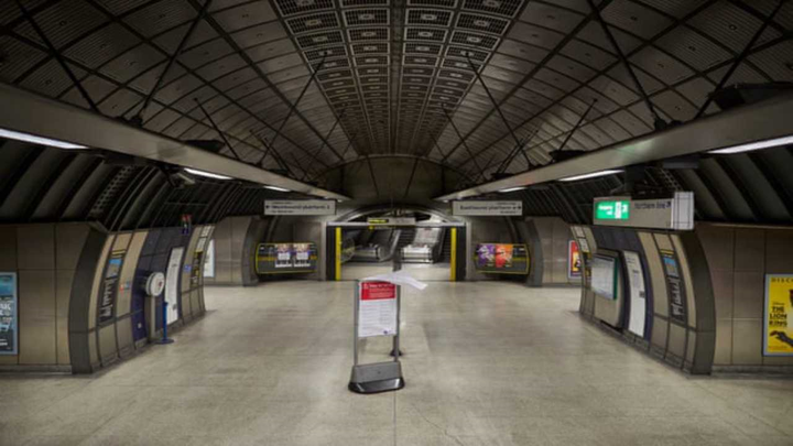 Ga tàu điện ngầm ở London vắng tanh trong những ngày phong tỏa vì COVID-19 - 8