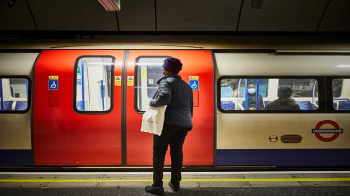 Ga tàu điện ngầm ở London vắng tanh trong những ngày phong tỏa vì COVID-19 - 9