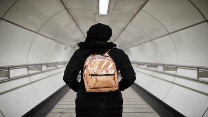 Ga tàu điện ngầm ở London vắng tanh trong những ngày phong tỏa vì COVID-19 - 10