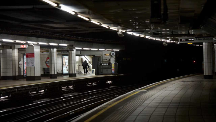 Ga tàu điện ngầm ở London vắng tanh trong những ngày phong tỏa vì COVID-19 - 12