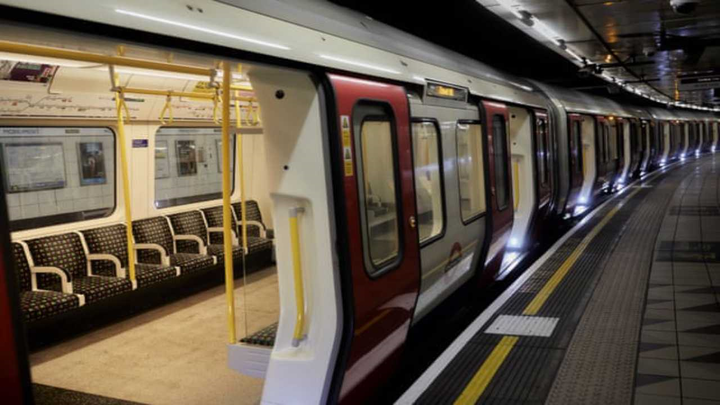 Ga tàu điện ngầm ở London vắng tanh trong những ngày phong tỏa vì COVID-19 - 13