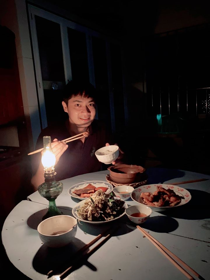 Diễn viên phim 'Nhà có 5 nàng tiên' làm vườn, sửa ống nước khi nghỉ tránh dịch - 7