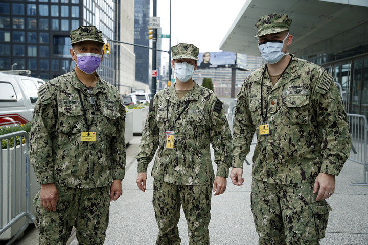 Biến cố COVID-19 'hạ gục' siêu tàu sân bay Mỹ - 8