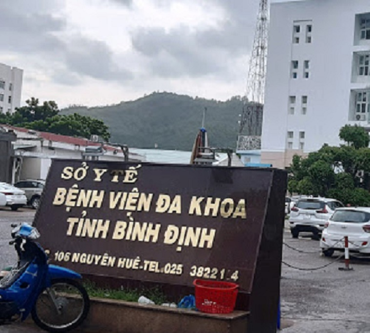 Bị cấm bán hàng rong, người phụ nữ lăng mạ lực lượng phòng dịch - 1