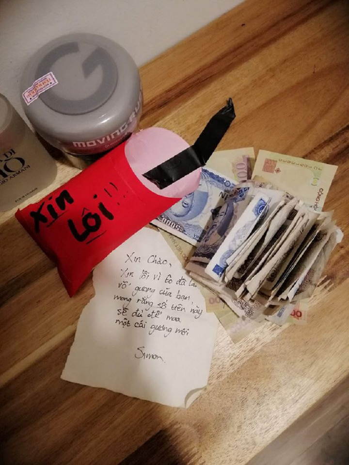Làm vỡ gương xe máy, anh Tây viết thư, bỏ tiền lẻ vào bao lì xì đền chủ xe - 2