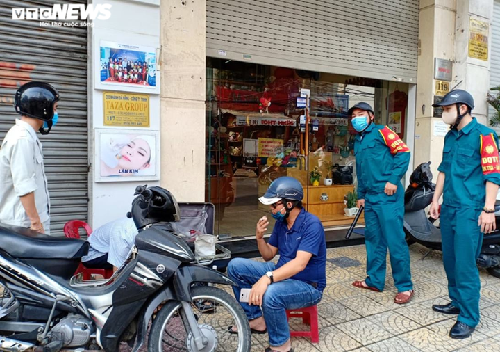 Đà Nẵng: Nhiều quán cà phê bán “chui”, khách không giữ khoảng cách - 2