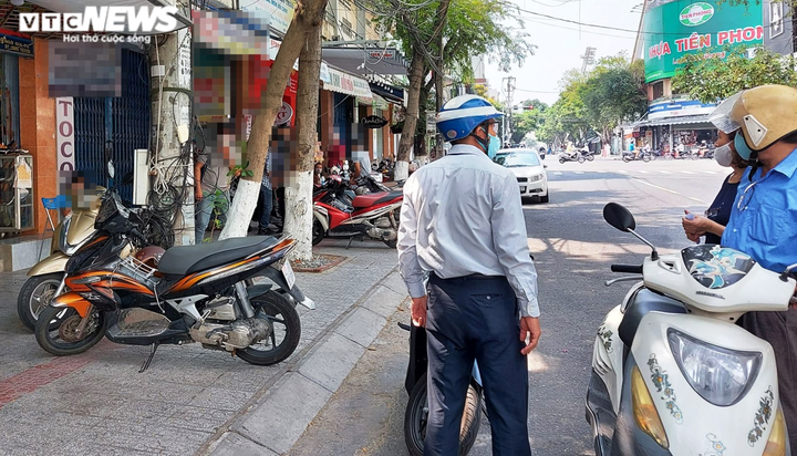 Đà Nẵng: Nhiều quán cà phê bán “chui”, khách không giữ khoảng cách - 11