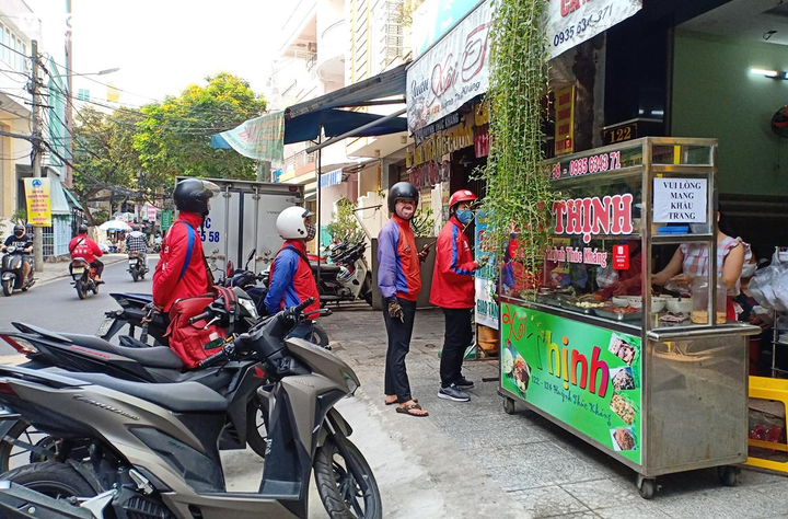 Đà Nẵng: Nhiều quán cà phê bán “chui”, khách không giữ khoảng cách - 5