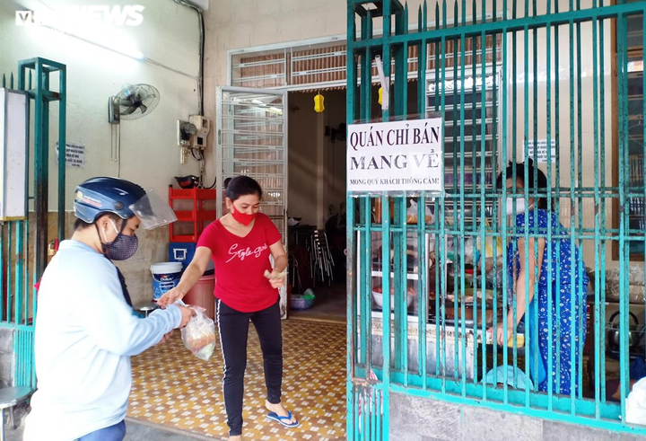 Đà Nẵng: Nhiều quán cà phê bán “chui”, khách không giữ khoảng cách - 7