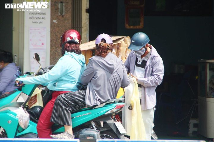 Đà Nẵng: Nhiều quán cà phê bán “chui”, khách không giữ khoảng cách - 1