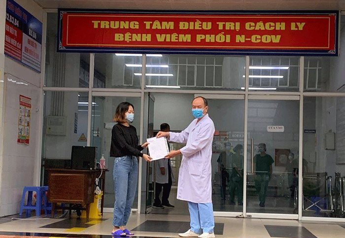 Hai ca COVID-19 từng âm tính rồi dương tính trở lại được công bố khỏi bệnh - 1