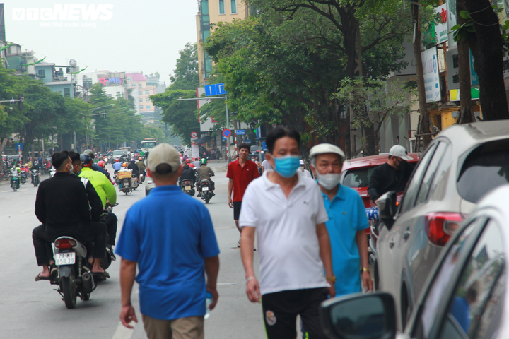 Đường phố Hà Nội nhộn nhịp, người đi bộ tràn ra đường - 7