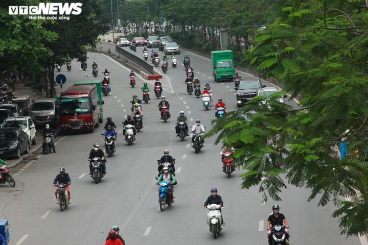 Đường phố Hà Nội nhộn nhịp, người đi bộ tràn ra đường - 4