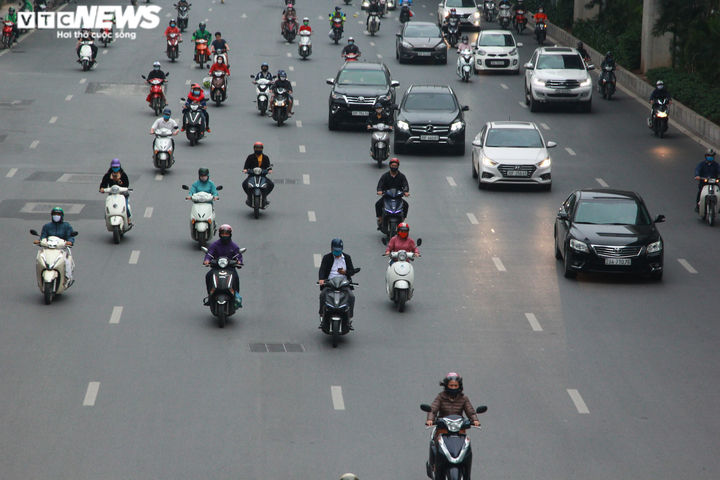 Đường phố Hà Nội nhộn nhịp, người đi bộ tràn ra đường - 3