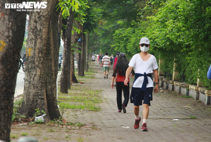 Đường phố Hà Nội nhộn nhịp, người đi bộ tràn ra đường - 6