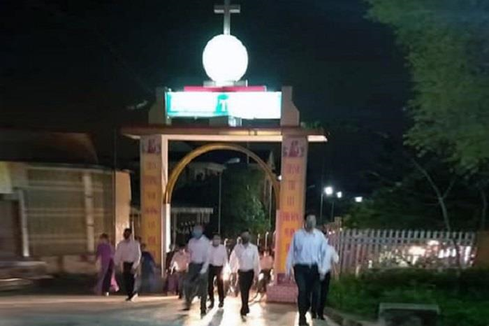 Giáo dân Hà Tĩnh tụ tập đông người hành lễ trong đại dịch: Xử phạt 7 linh mục - 1