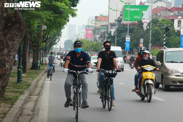 Đường phố Hà Nội nhộn nhịp, người đi bộ tràn ra đường - 5