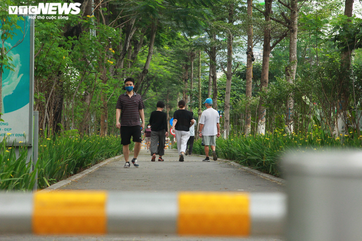 Đường phố Hà Nội nhộn nhịp, người đi bộ tràn ra đường - 8