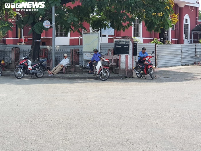 Hết hạn cách ly xã hội, đường phố Huế vẫn vắng bóng người - 14