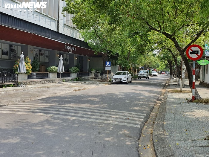 Hết hạn cách ly xã hội, đường phố Huế vẫn vắng bóng người - 4