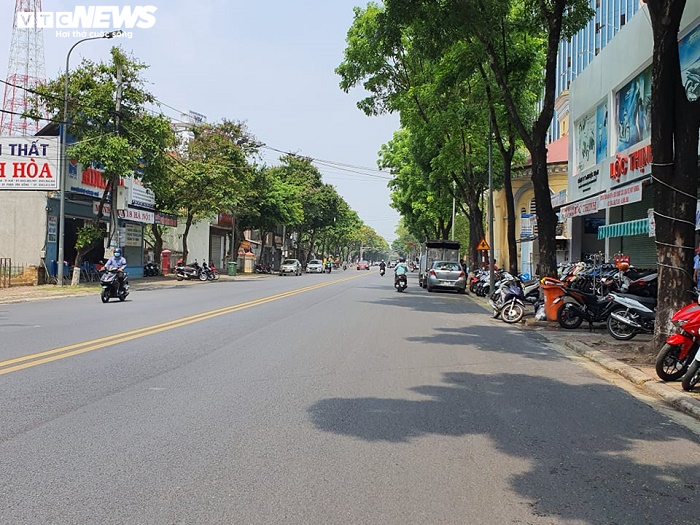Hết hạn cách ly xã hội, đường phố Huế vẫn vắng bóng người - 1