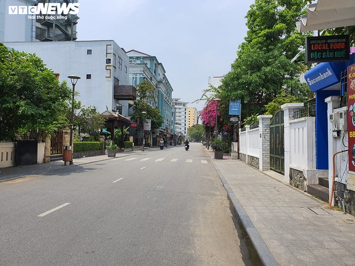 Hết hạn cách ly xã hội, đường phố Huế vẫn vắng bóng người - 7