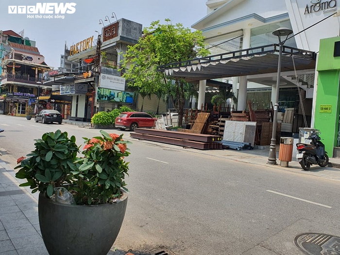 Hết hạn cách ly xã hội, đường phố Huế vẫn vắng bóng người - 2