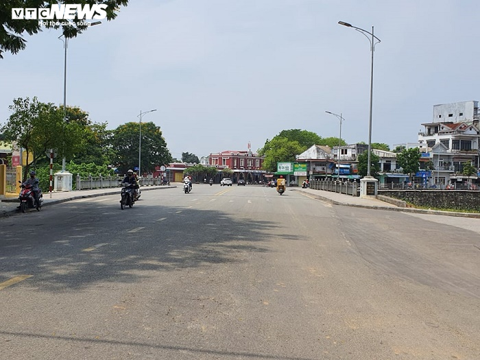 Hết hạn cách ly xã hội, đường phố Huế vẫn vắng bóng người - 13