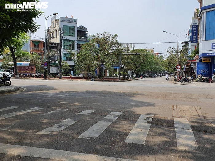 Hết hạn cách ly xã hội, đường phố Huế vẫn vắng bóng người - 15