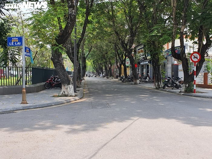 Hết hạn cách ly xã hội, đường phố Huế vẫn vắng bóng người - 8