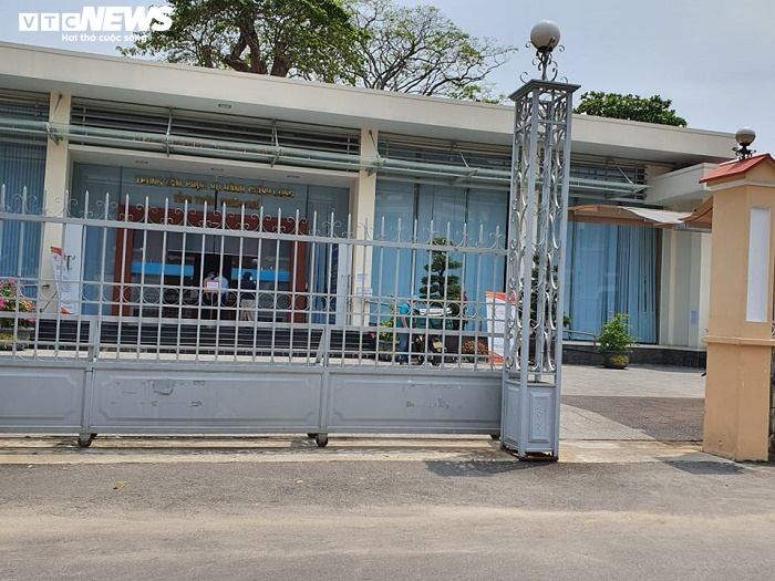 Hết hạn cách ly xã hội, đường phố Huế vẫn vắng bóng người - 11