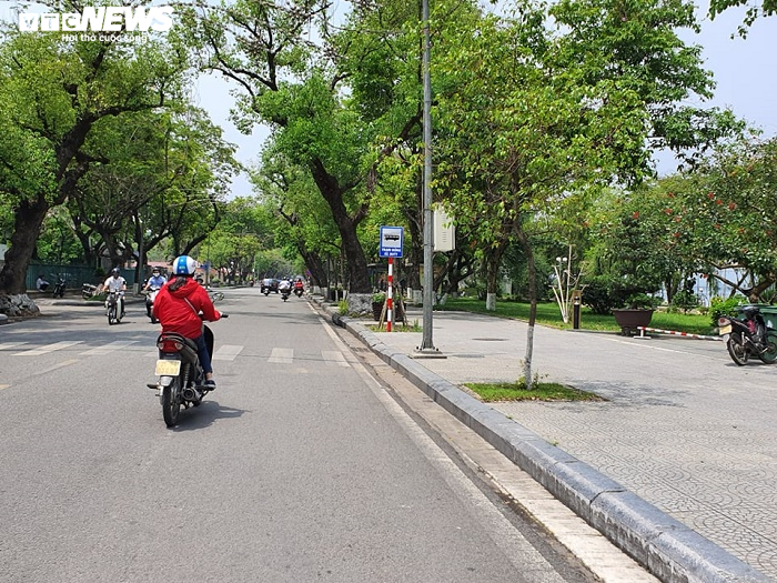 Hết hạn cách ly xã hội, đường phố Huế vẫn vắng bóng người - 12